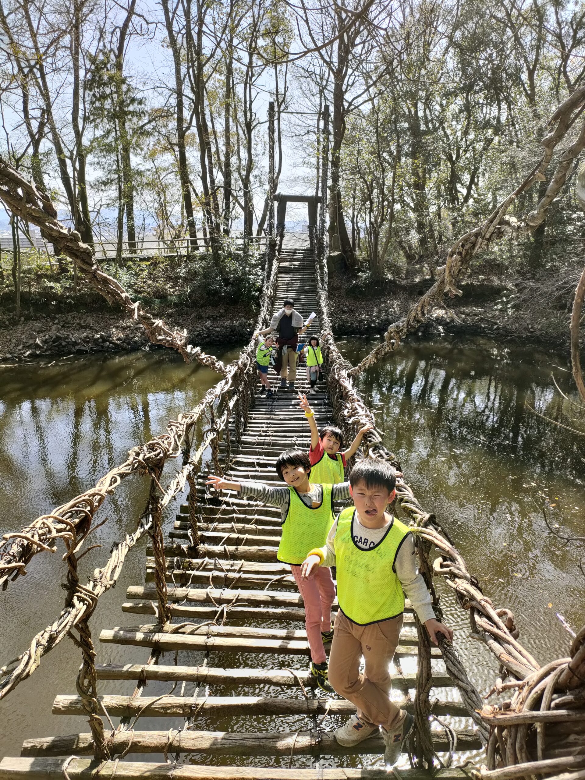 NESTON Kids After Schoolの生徒たちは銀だこに行って、たこ焼きと焼きそばを作りました。銀だこのキッチンで楽しい時間を過ごし、おいしくたこ焼きと焼きそばを食べました。