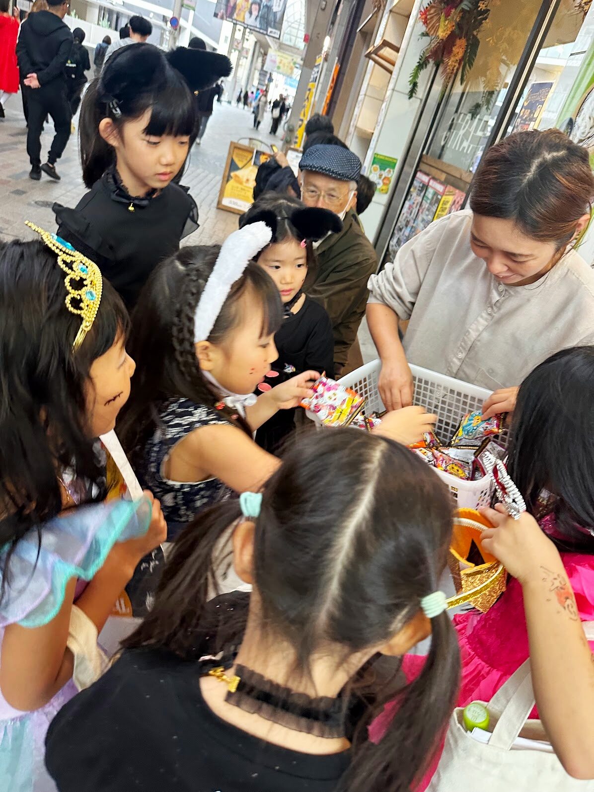 高松市の常磐街商店街に出かけて、小学生たちはトリックオアトリートを体験しました