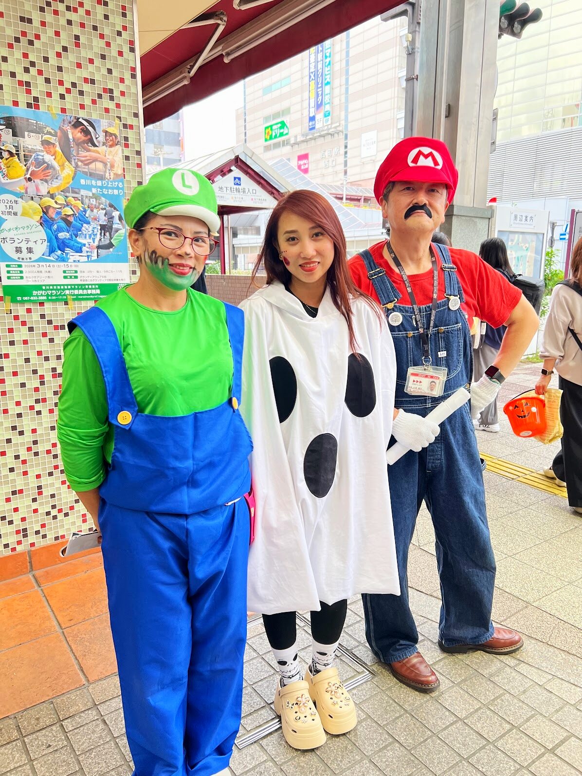 高松市のキッズ英語、キッズ英会話のNESTON。先生たちもしっかりと仮装しました。