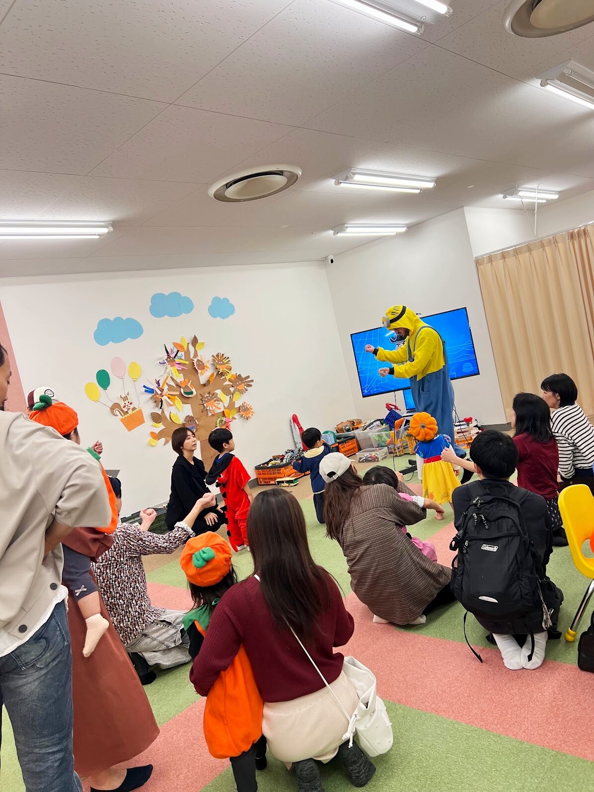小さい子どもたちは保護者と一緒に楽しいハロウィンダンスや歌を楽しみました